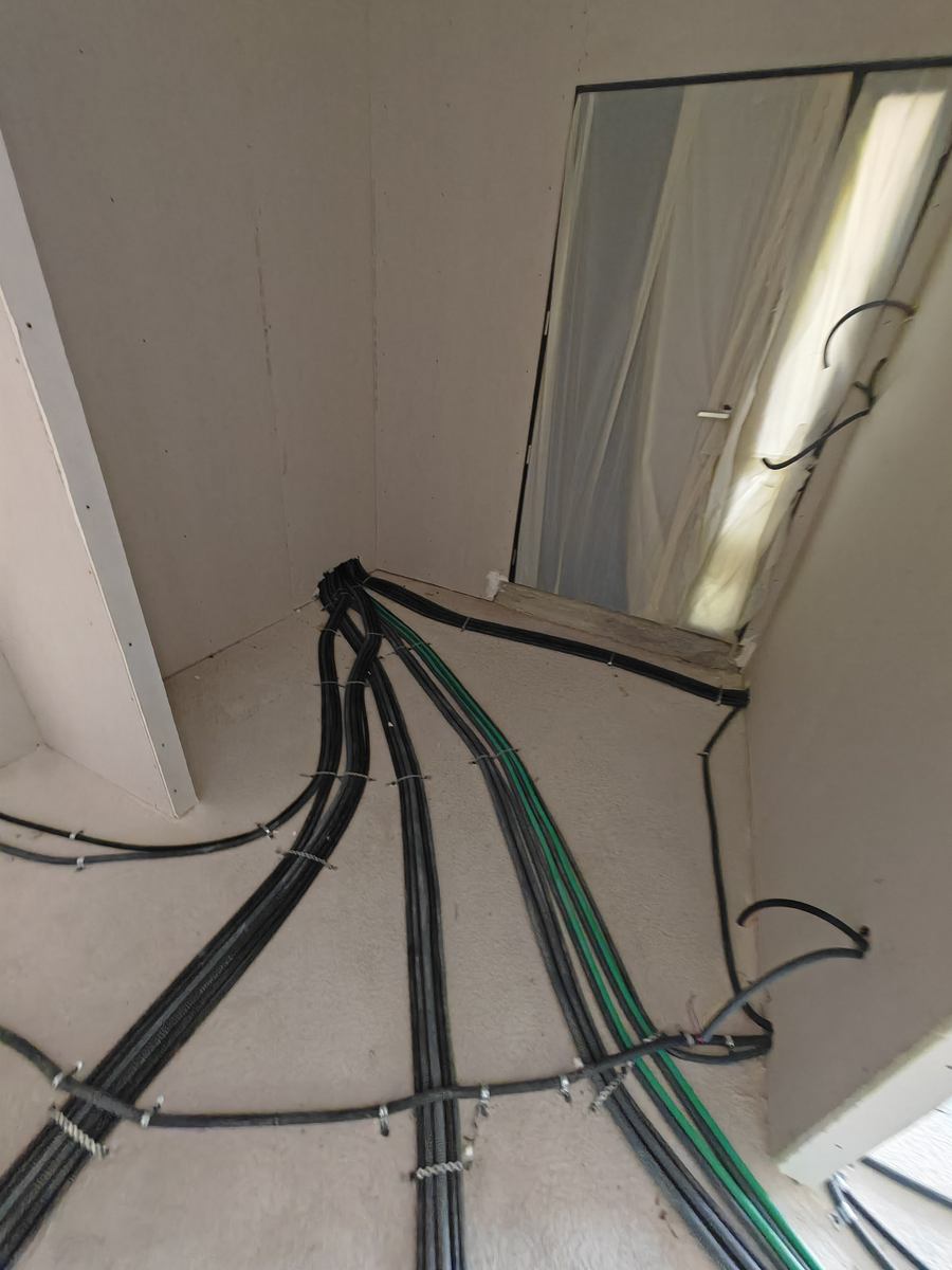 Faisceaux de gaines électriques fixés au sol